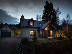 Exterior - Feshiebridge Cottage -  a cottage that sleeps 6 guests  in 3 bedrooms (Kingussie)