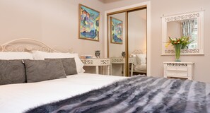 4 habitaciones, tabla de planchar con plancha y cuna de viaje 