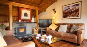 TV, fireplace, ping pong - Pine Ridge Lodge -  a lodge that sleeps 8 guests  in 4 bedrooms (Boat of Garten)