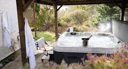 Pine Ridge Lodge -  a lodge that sleeps 8 guests  in 4 bedrooms