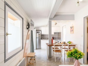 Een koelkast, een microgolfoven, een oven, een vaatwasser