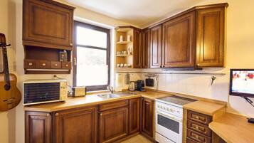 Fridge, microwave, oven, cookware/dishes/utensils