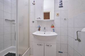Shower, hair dryer, towels, soap - M Charming apartment with shared pool (Podstrana)