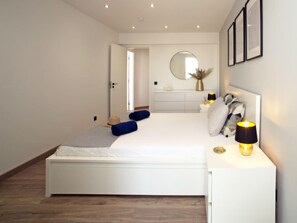 1 bedroom, desk, Internet