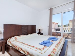 4 bedrooms, iron/ironing board, WiFi