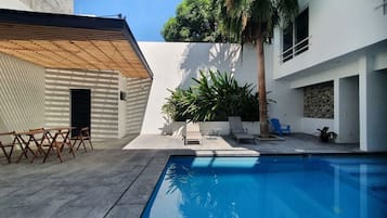 Piscina externa, espreguiçadeiras