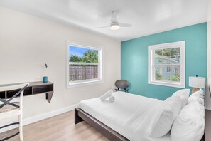 2 bedrooms, iron/ironing board, WiFi, bed sheets - Charming 2BR Dania Beach Bungalow Getaway (Dania Beach)