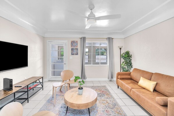 TV - Charming 2BR Dania Beach Bungalow Getaway (Dania Beach)