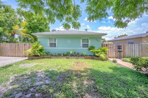 Exterior - Charming 2BR Dania Beach Bungalow Getaway (Dania Beach)