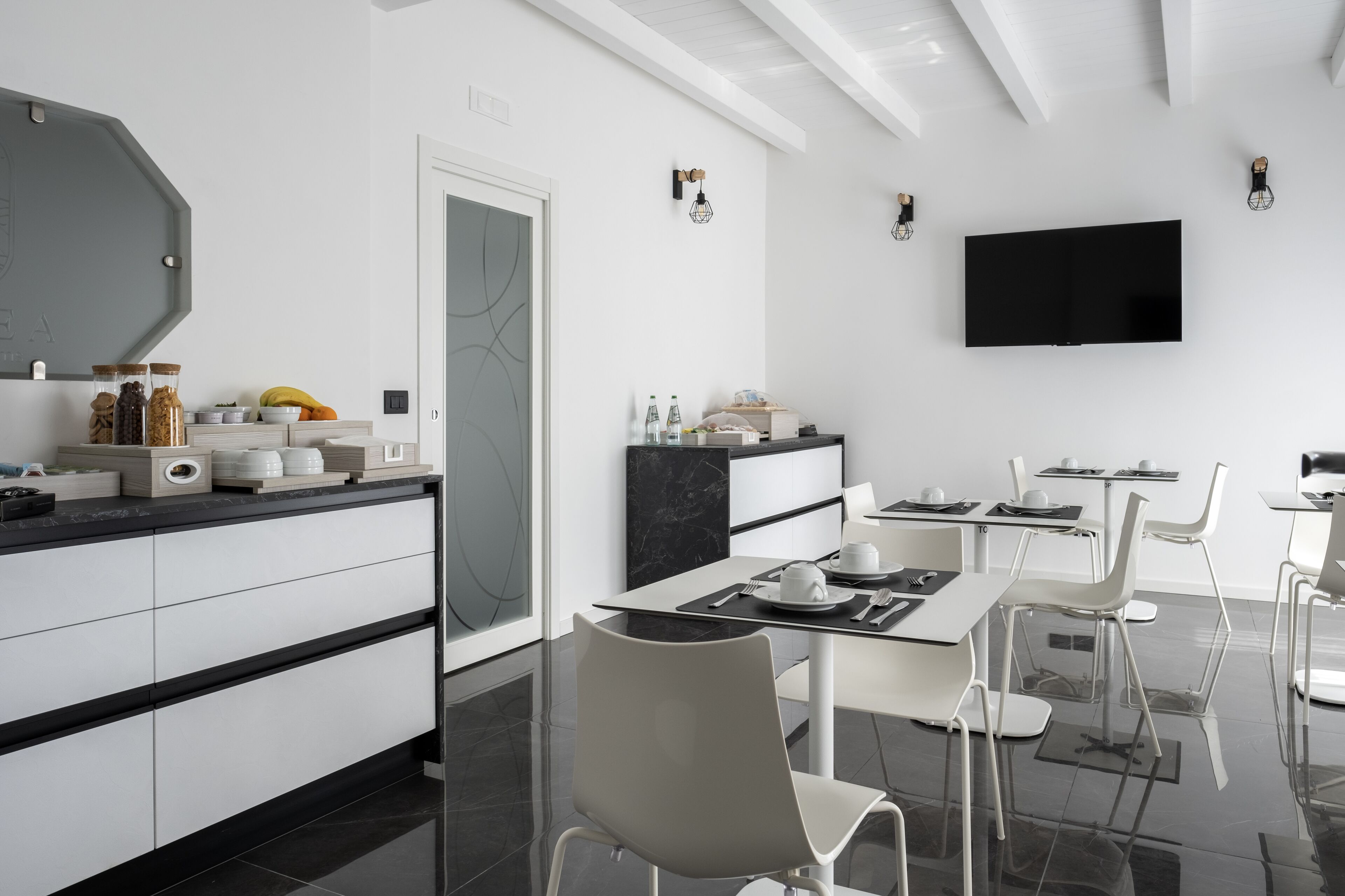 Tägliches inbegriffenes kontinentales Frühstück