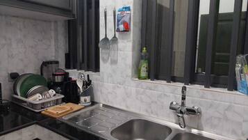 Geladeira, micro-ondas, fogão, cafeteira/chaleira