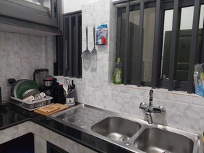 Fridge, microwave, oven, coffee/tea maker - Large house 5 minutes from the beach, a wellness center available! (Cotonou)