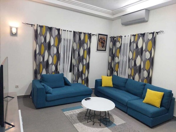 TV - Large house 5 minutes from the beach, a wellness center available! (Cotonou)