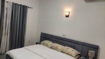 1 dormitorio, tabla de planchar con plancha, wifi gratis y ropa de cama
