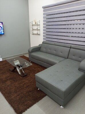 TV - Large house 5 minutes from the beach, a wellness center available! (Cotonou)