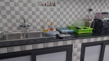 Fridge, microwave, oven, coffee/tea maker