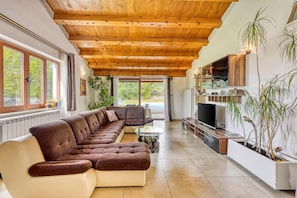 Maison familiale, 3 chambres, 2 salles de bains (Villa Simac With Pool and Whirlpool) | Aire de séjour | Téléviseur