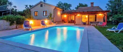 家庭独立别墅, 3 间卧室, 双浴室 (Villa Simac With Pool and Whirlpool) | 泳池 | 季节性开放的室外游泳池