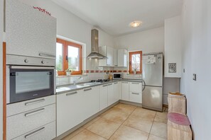 Casa família, 3 quartos, 2 banheiros (Villa Simac With Pool and Whirlpool) | Cozinha privada | Geladeira, micro-ondas, fogão, cooktop
