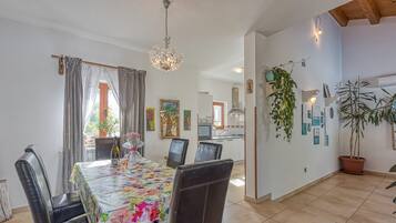 Familienhaus, 3 Schlafzimmer, 2 Bäder (Villa Simac With Pool and Whirlpool) | Esszimmer