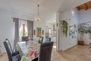 Family House, 3 Bedrooms, 2 Bathrooms (Villa Simac With Pool and Whirlpool) | Dining room
