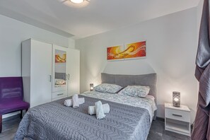 Casa família, 3 quartos, 2 banheiros (Villa Simac With Pool and Whirlpool) | 3 quartos, quartos à prova de som, ferros/tábuas de passar roupa