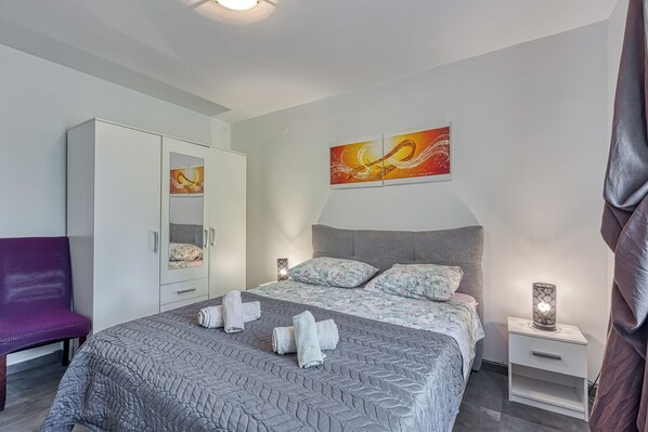 Familienhaus, 3 Schlafzimmer, 2 Bäder (Villa Simac With Pool and Whirlpool) | 3 Schlafzimmer, schallisolierte Zimmer, Bügeleisen/Bügelbrett