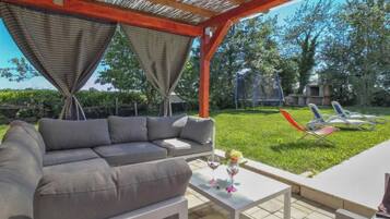 Familienhaus, Mehrere Schlafzimmer, 2 Bäder (Villa Simac With Pool and Whirlpool) | Terrasse/Patio