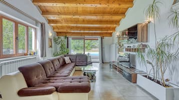 Familienhaus, Mehrere Schlafzimmer, 2 Bäder (Villa Simac With Pool and Whirlpool) | Wohnbereich | 21-Zoll-Fernseher mit Digitalempfang, Videospielkonsole