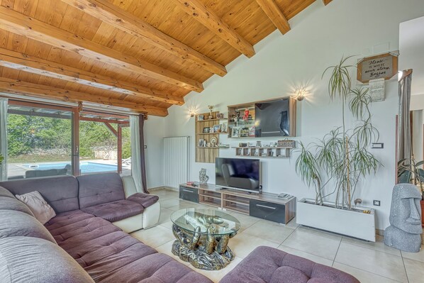 Familienhaus, 3 Schlafzimmer, 2 Bäder (Villa Simac With Pool and Whirlpool) | Wohnbereich | 21-Zoll-Fernseher mit Digitalempfang, Videospielkonsole