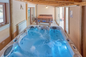 Bañera de hidromasaje cubierta