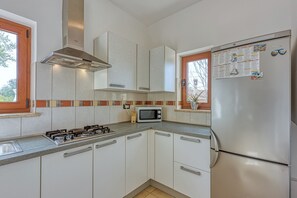 Familie huis, 3 slaapkamers, 2 badkamers (Villa Simac With Pool and Whirlpool) | Privékeuken | Een koelkast, een microgolfoven, een oven, een kookplaat