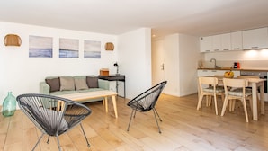 Een modern appartement met een eethoek, keuken en woonruimte.