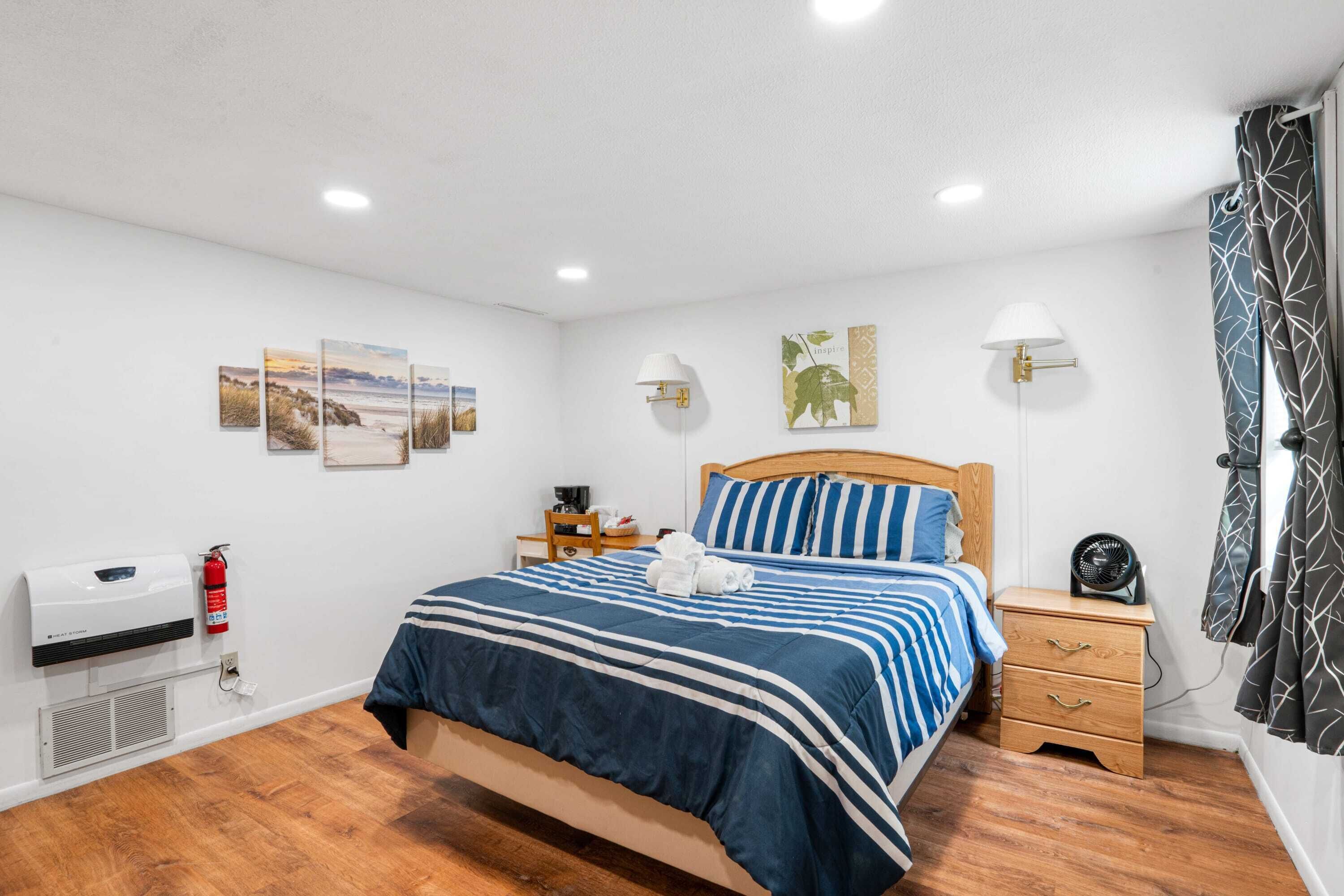 Lake Charlevoix Roadside Motel | Queen Suite