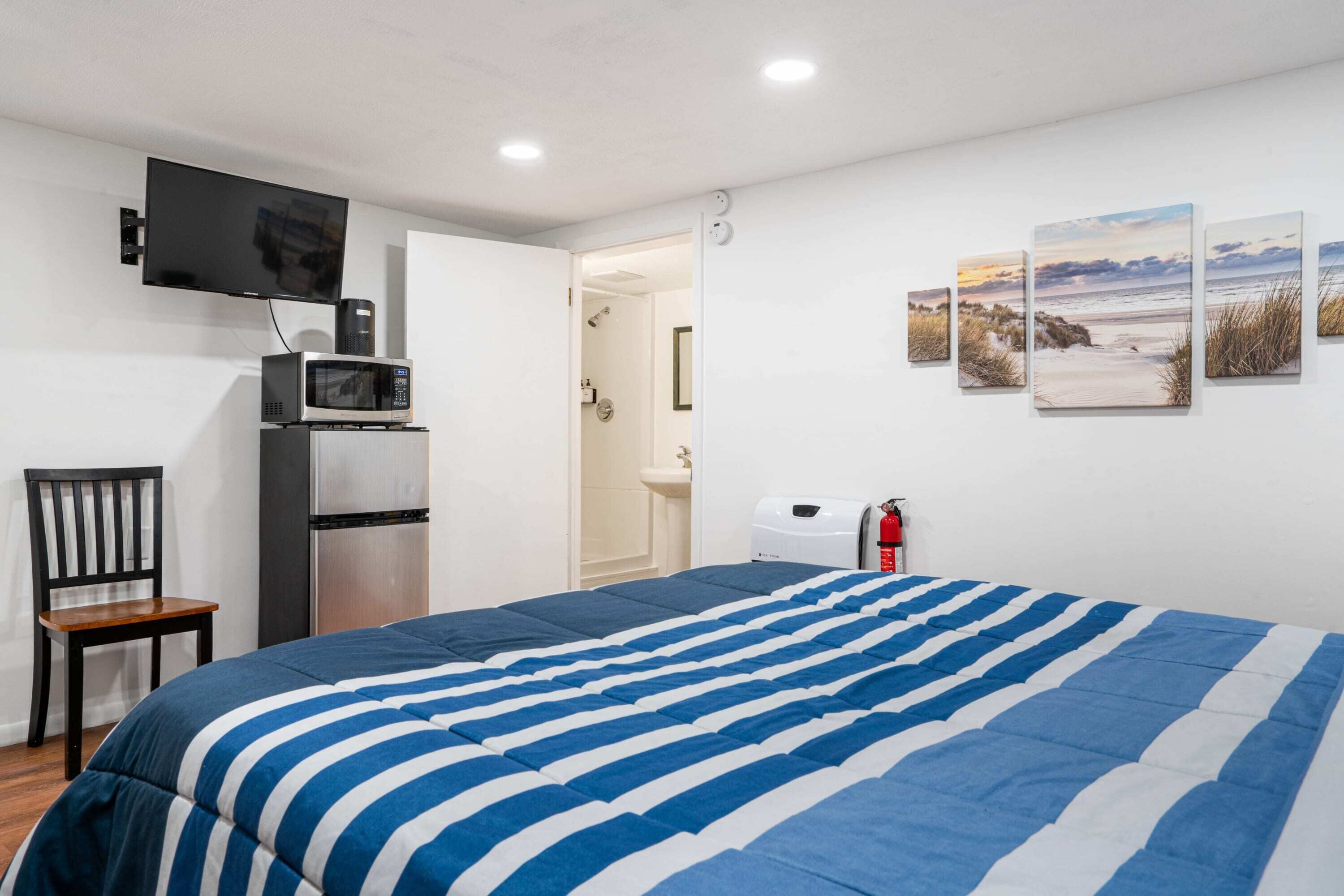 Lake Charlevoix Roadside Motel | Queen Suite