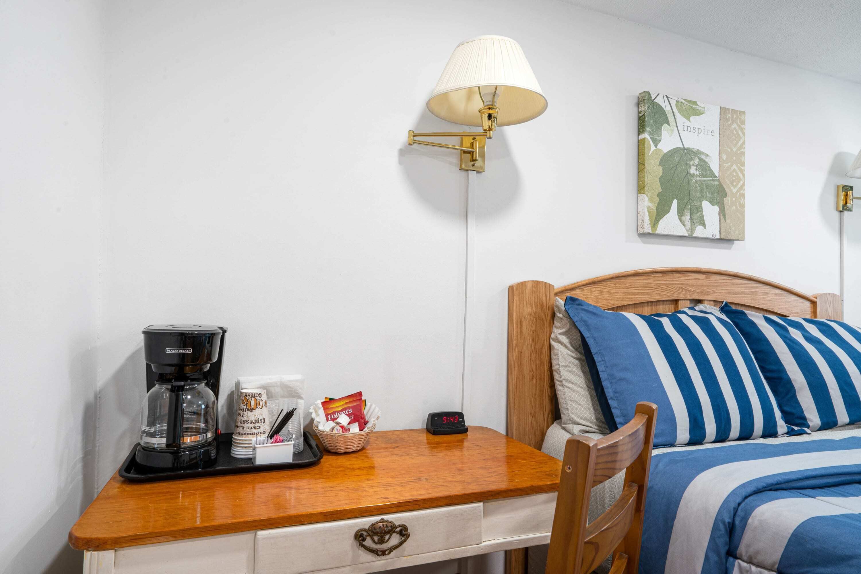 Lake Charlevoix Roadside Motel | Queen Suite