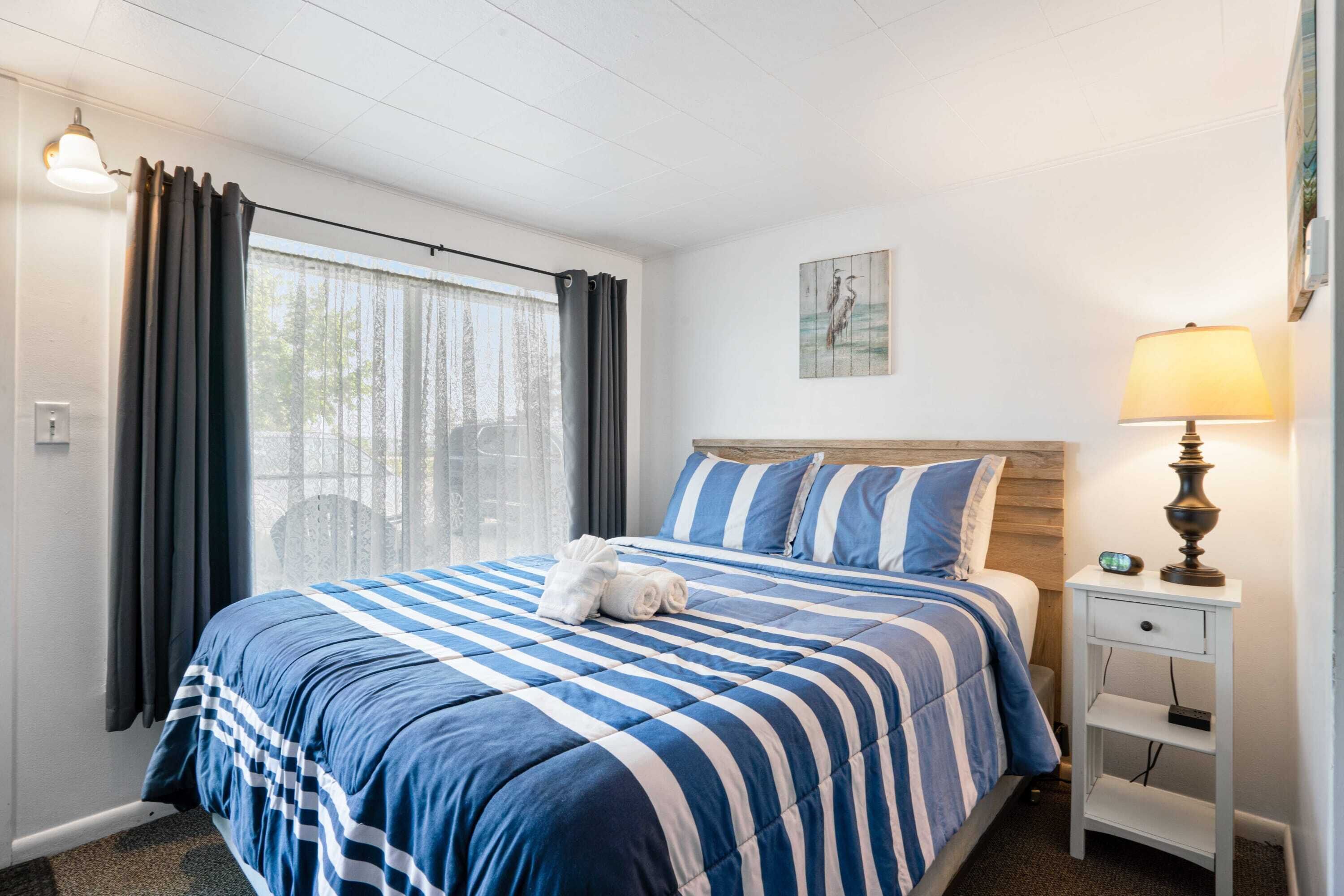 Lake Charlevoix Roadside Motel | Queen Suite