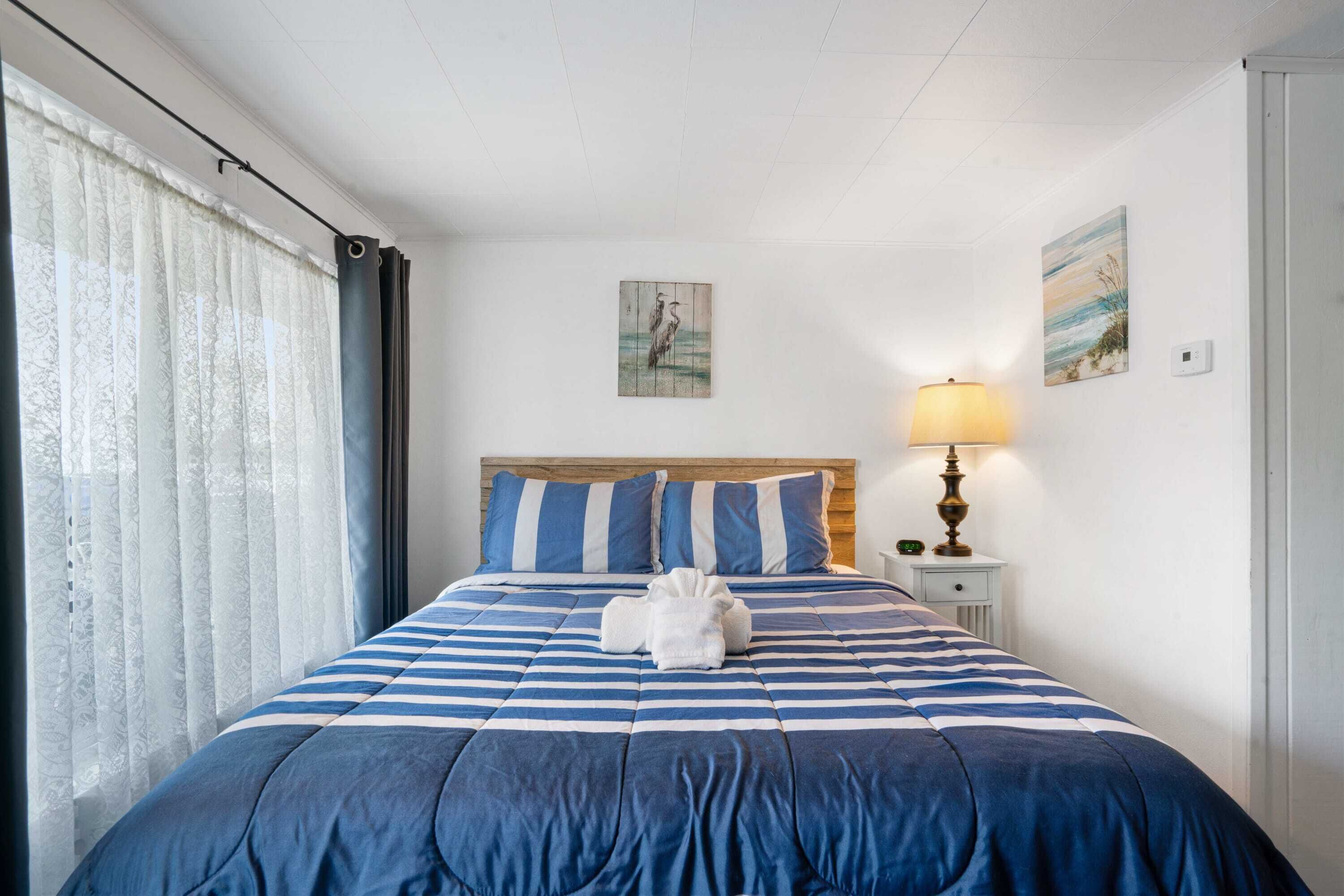 Lake Charlevoix Roadside Motel | Queen Suite