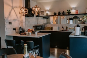 Kylskåp, diskmaskin, vattenkokare och brödrost