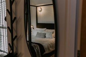 2 Schlafzimmer, individuell dekoriert, individuell eingerichtet