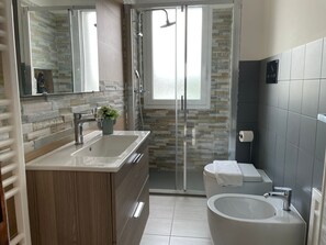 Dutxa, assecador de cabells, bidet i tovalloles