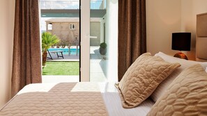6 bedrooms, iron/ironing board, WiFi, bed sheets