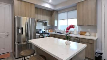 Refrigerador, microondas, horno y parrilla de estufa