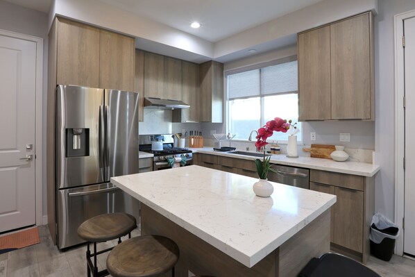 Fridge, microwave, oven, stovetop - Deluxe Modernized Home (South El Monte)