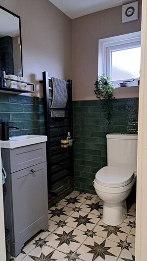 Doccia, asciugacapelli, asciugamani, sapone