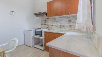 Studio, Smoking | Private kitchen