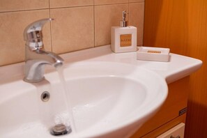 Apartment | Bathroom | Free toiletries, towels, toilet paper