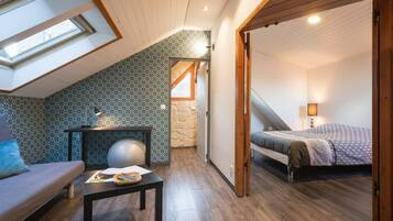 3 slaapkamers, een bureau, een strijkplank/strijkijzer, reisbedje