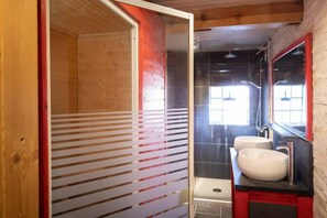 Sèche-cheveux, savon, papier toilette