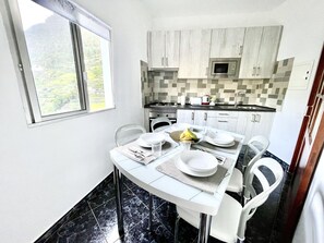 Fridge, microwave, oven, coffee/tea maker - Ca' Yaya - Big House w/Terraces + Rooftop & Views (Hermigua)